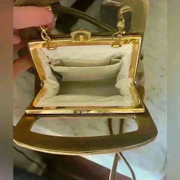 Gold Sateen ladies bag. Snap closure long removable strap. - Picture 6 of 8